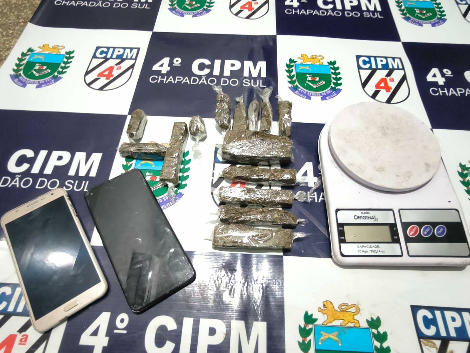 Imagem de compartilhamento para o artigo Homem tenta fugir, cai e acaba preso pela PM por tráfico de drogas em Chapadão do Sul da MS Todo dia